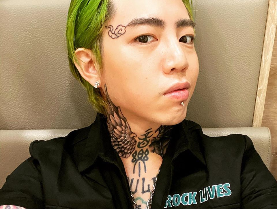 ▲謝和弦又呼麻。（圖／謝和弦臉書）