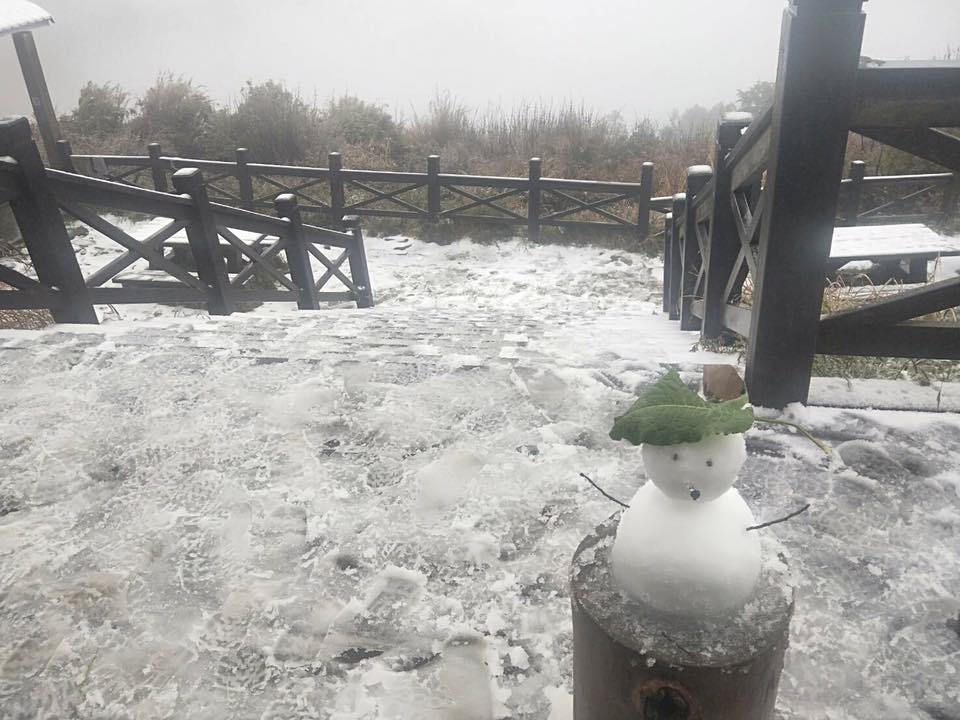 ▲布農卡里布灣登山隊協作回報，雪山三六九山莊今晨開始降雪。（圖／翻攝自臉書布農卡里布灣登山隊粉專）