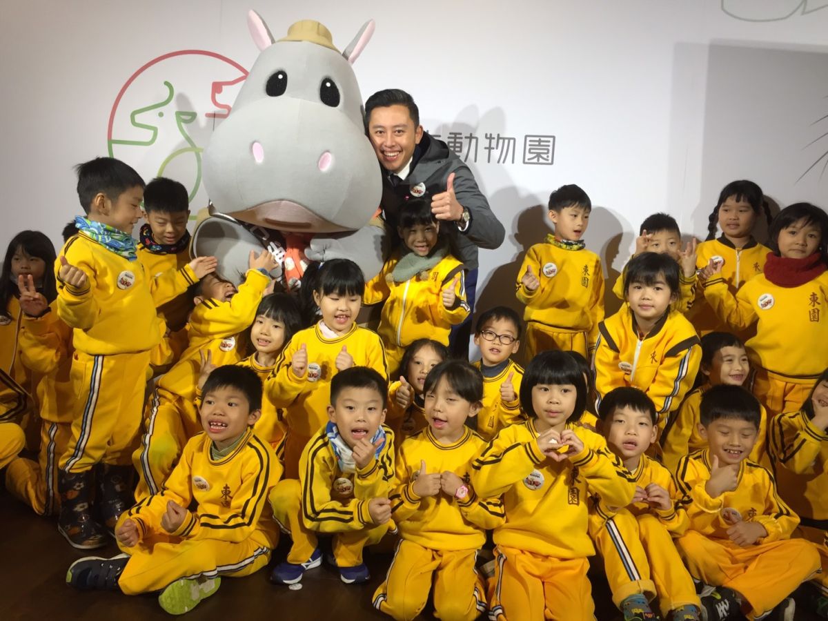 ▲新竹動物園將開幕，今(6)日專屬吉祥物河馬樂樂在記者會上亮相，人氣超高的樂樂，一進場就獲得小朋友們的歡呼和尖叫、甚至坐在林智堅身上，惹得全場哈哈大笑。(圖/記者金祐妤攝，2019.12.6)