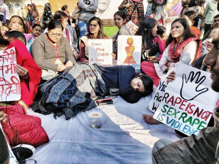 印度民間不少大學生、民眾，不分男女老少，上街為了女性安全而抗議，強烈譴責殘忍性侵案，和長期以來沒有受到完善保障的女性權益。抗議蔓延至今仍在進行，截至目前為止已引起印度各地的反對。（圖／印度婦女團體DWS主席Swati Maliwal）