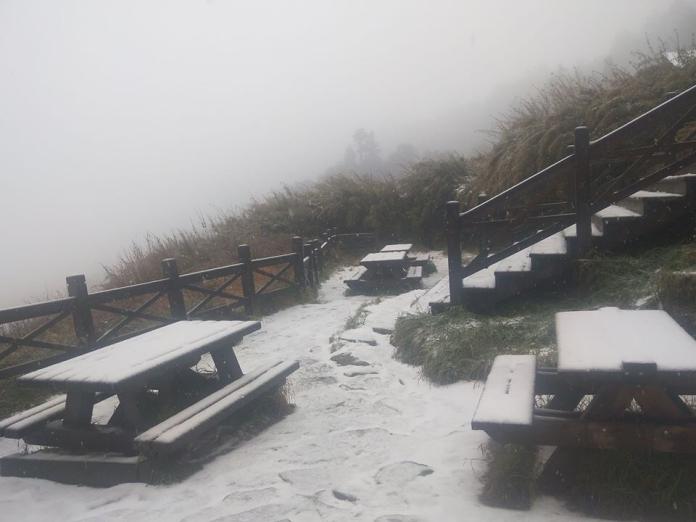 雪霸雪山三六九山莊今(6)日清晨降下皚皚白雪，是今年入冬來的首波降雪。（布農卡里布灣高山協作提供）
