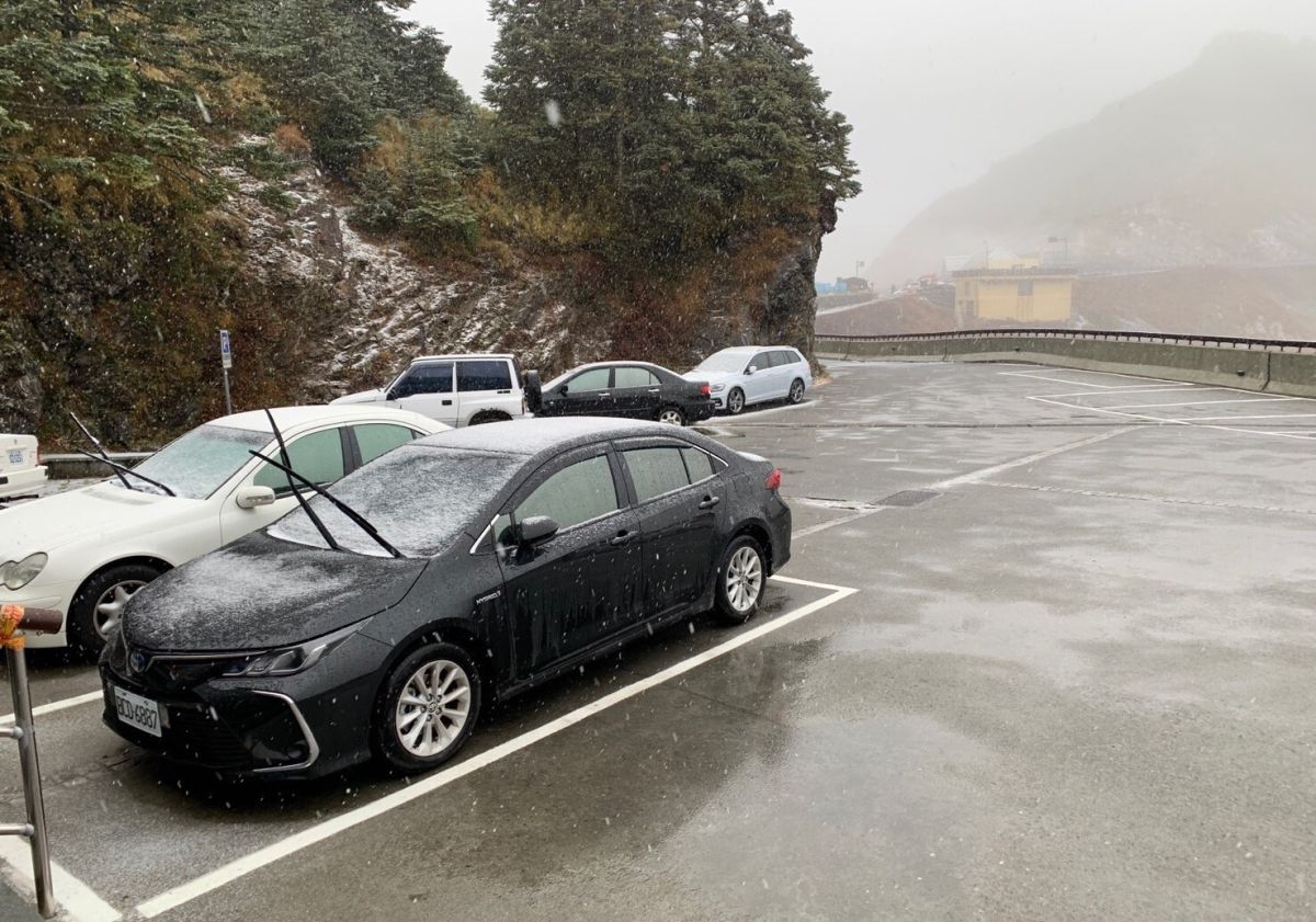 ▲合歡山降下今年冬季初雪。（圖／東勢林管處提供）