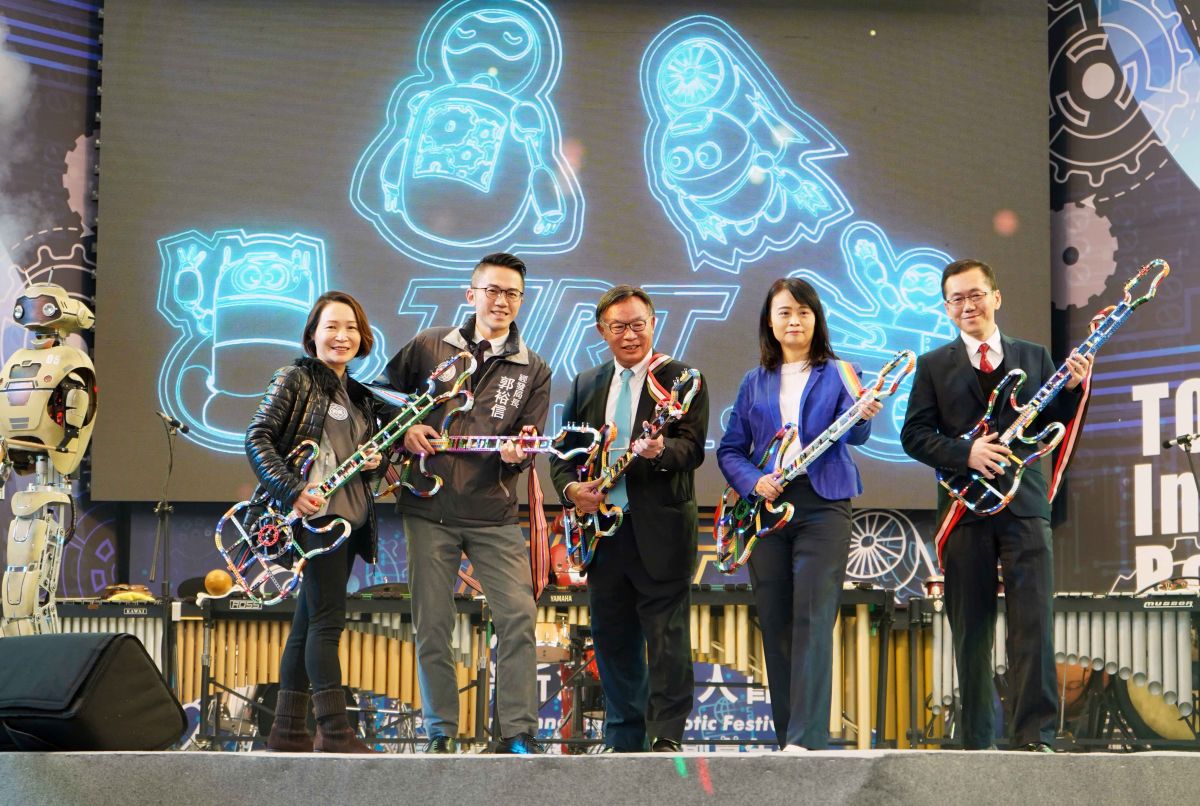 ▲由經濟部中小企業處蘇文玲副處長、經濟部工業局楊志清副局長、桃園市長鄭文燦以及祥儀慈善文教基金會董事長蔡逢春，以 AI 音樂會的方式為活動揭開序幕。（圖／記者李春台攝, 2019.12.06）