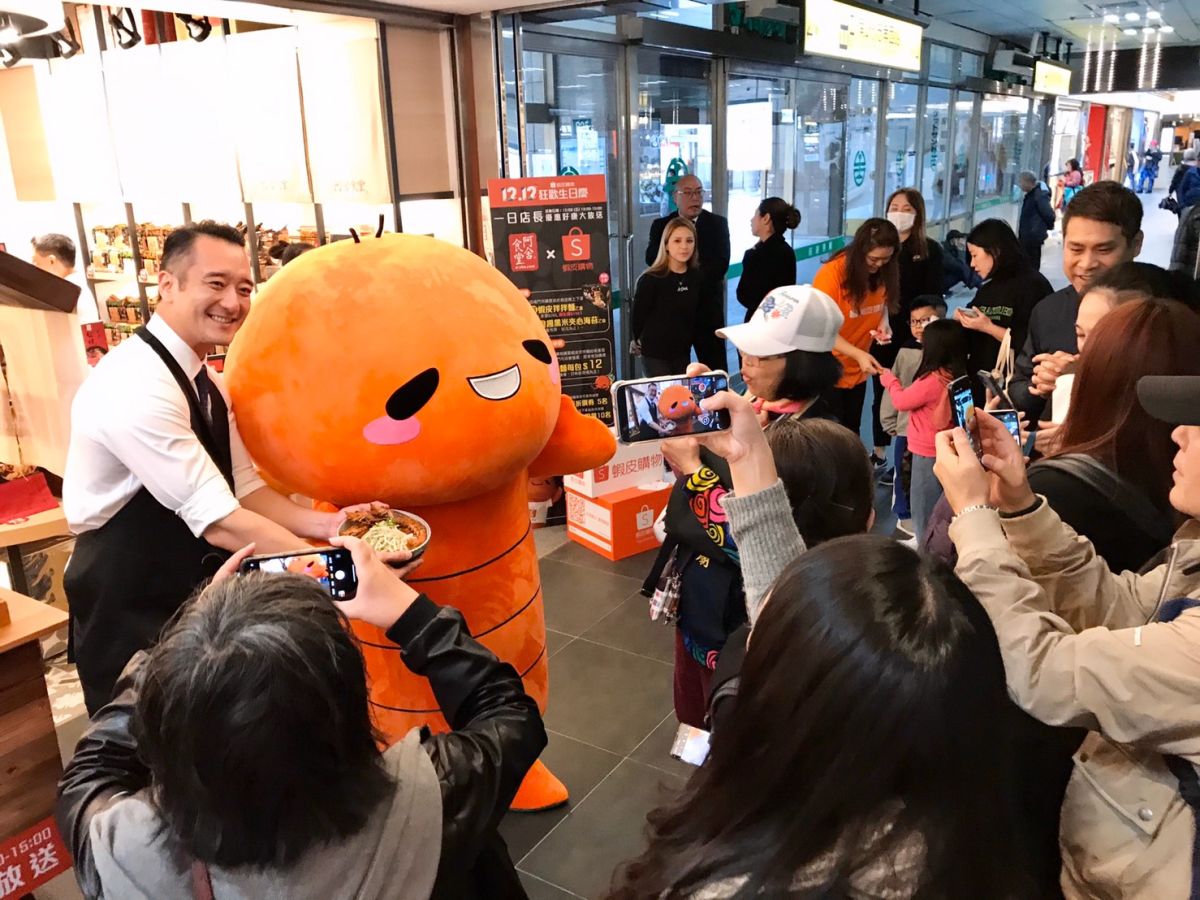 ▲知名乾拌麵業者和電商平台跨刀合作，推出蝦味十足的泰式檸檬蝦風味，不只用新口味搶商機，也搭上即將到來的網購生日慶推出好禮。(圖／業者提供)