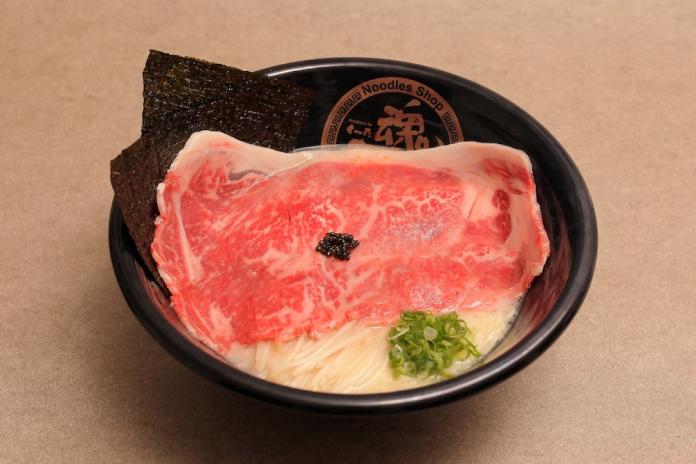 ▲現在日本超夯吃法魚子醬日本和牛拉麵每天只有限量30碗。（圖／業者提供）