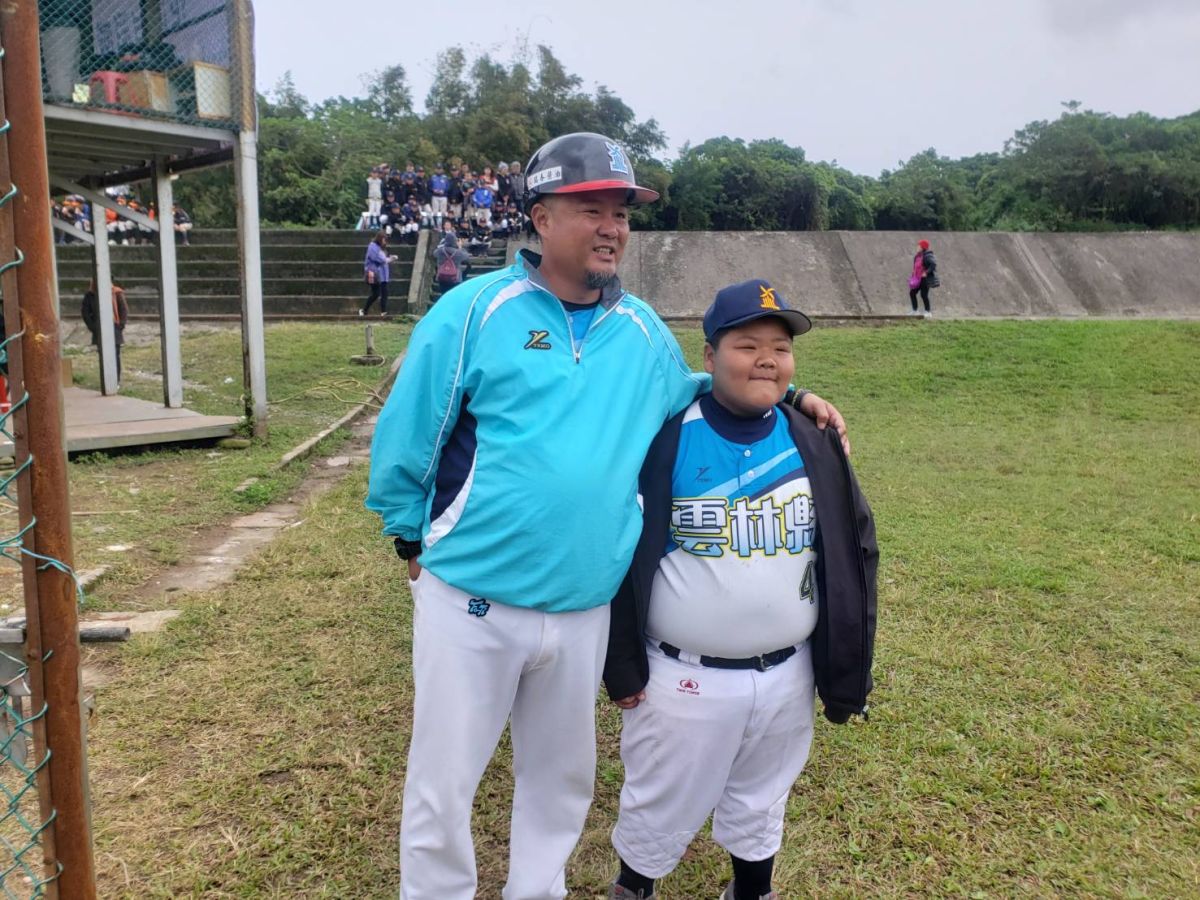 雲林縣隊教練李新國和球員吳東亮合影。（圖／黃建霖攝）