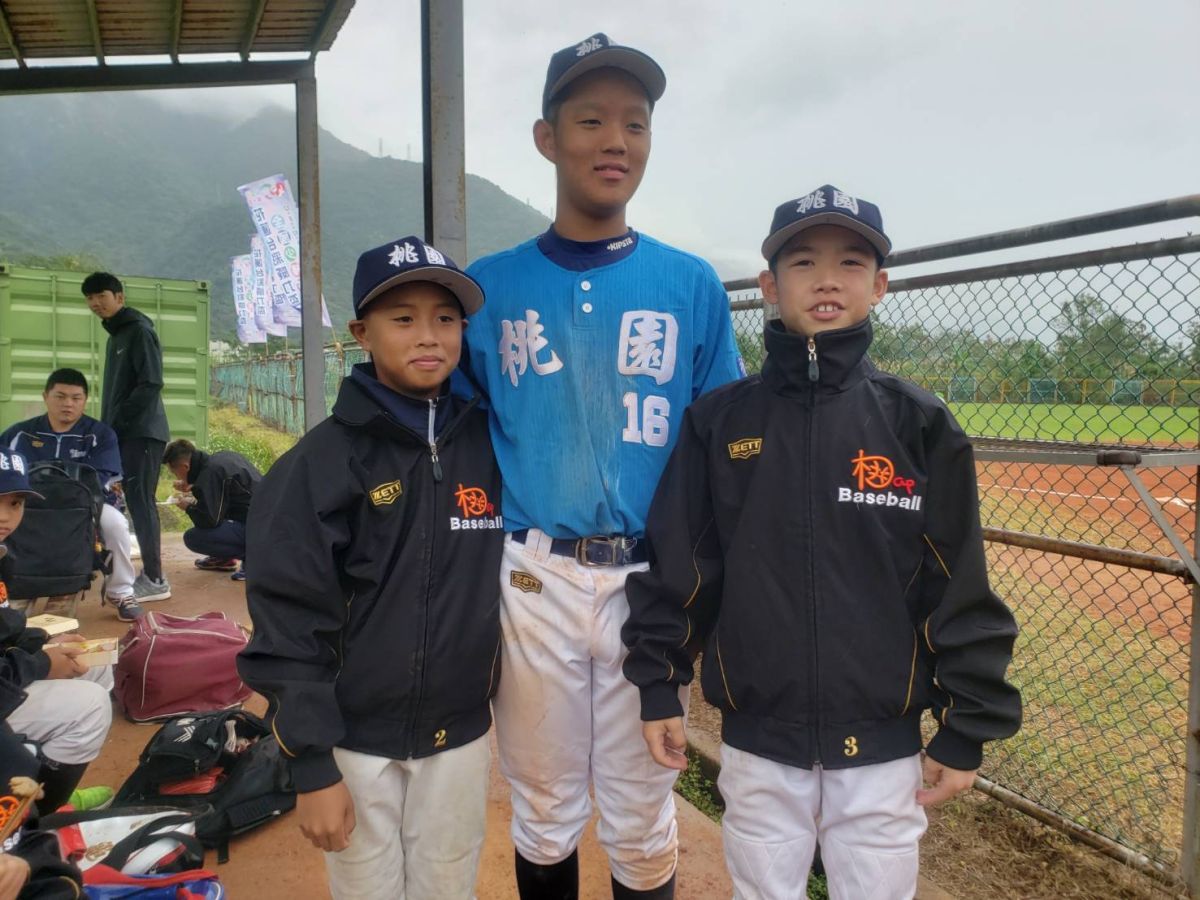 桃園大勇國小強打曹以諺身高為183公分，比起同學高出超過一個頭。（圖／黃建霖攝）