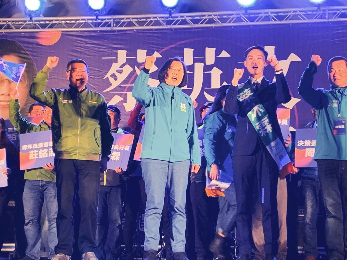 ▲蔡英文與新北市雙和區立委候選人蔡沐霖的競選總部今（6）日成立，她與賴清德、卓榮泰、游錫堃等黨內大咖紛紛到場力挺。（圖／記者宋原彰攝，2019.12.06）