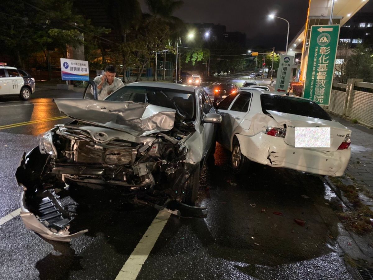 ▲彰化市寶山別墅社區發生5部車連環撞事件，事故現場散落出車體殘骸，十分狼藉。（圖／記者陳雅芳攝，2019.12.06）