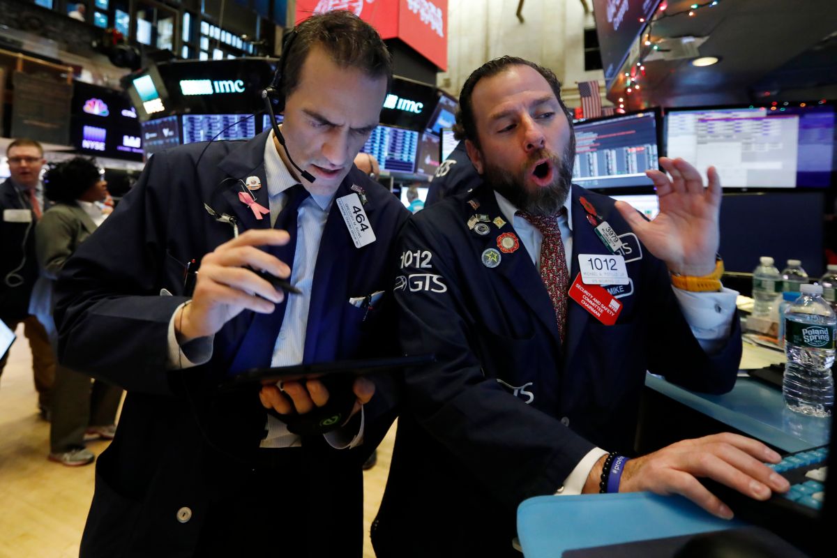 ▲美國上季經濟增速大幅放緩，第一季GDP年增僅1.6％，加上滯脹風險增加，科技股下跌，美股主要指數週四大多收黑。資料照。（圖／美聯社／達志影像）