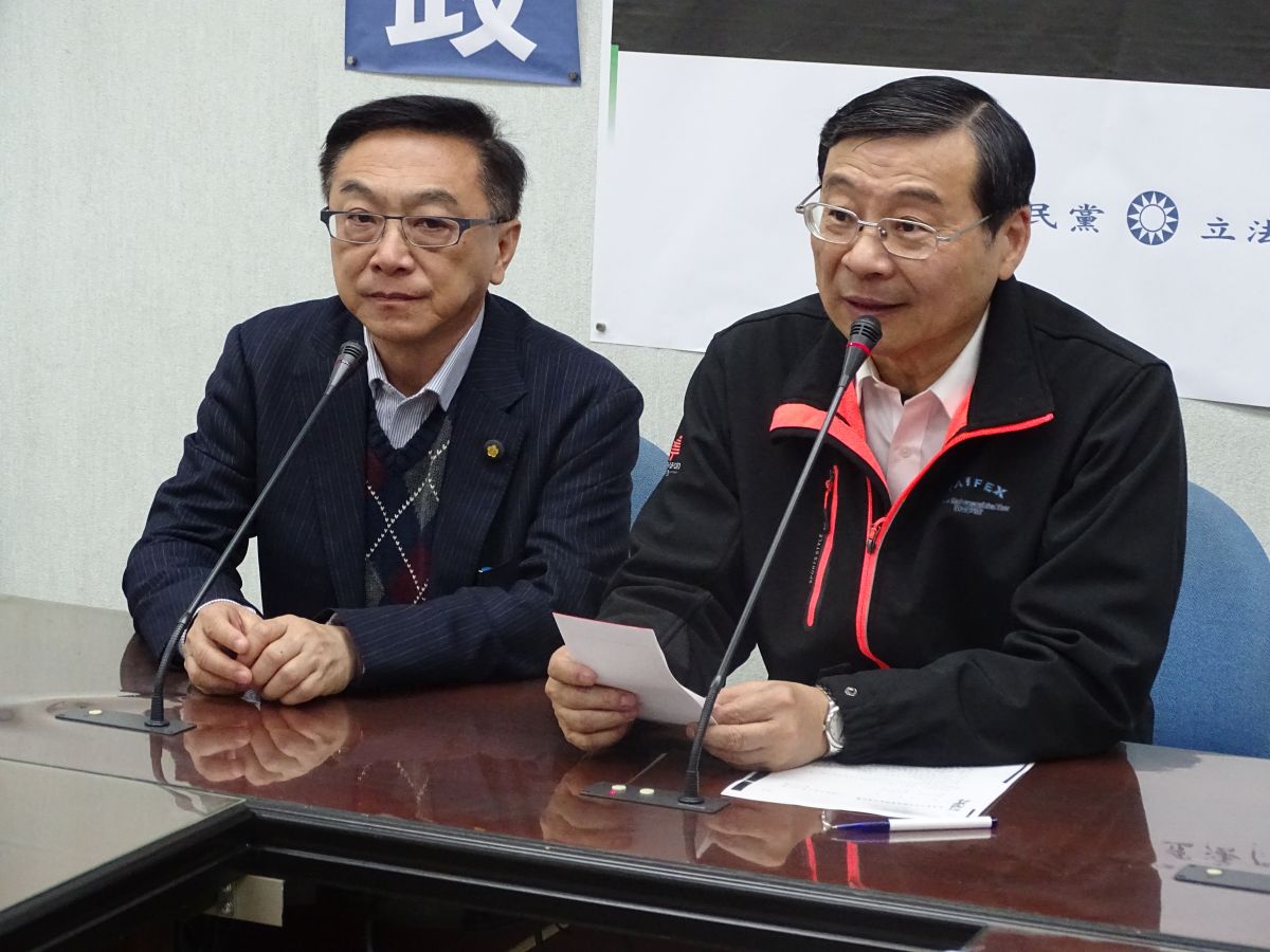 ▲國民黨立委陳宜民(左)為推女警道歉，但強調女警值勤當時未表明身分。（圖／NOWnews資料照）