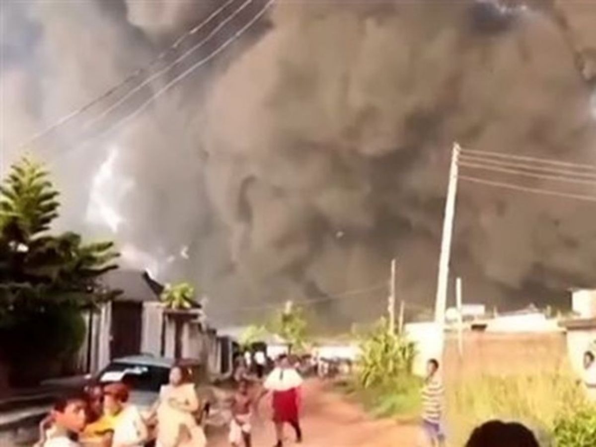 ▲奈及利亞 1 名神職人員，因誤把汽油當聖水而引發大火，火勢還延燒到附近油管。（圖／翻攝自網路）
