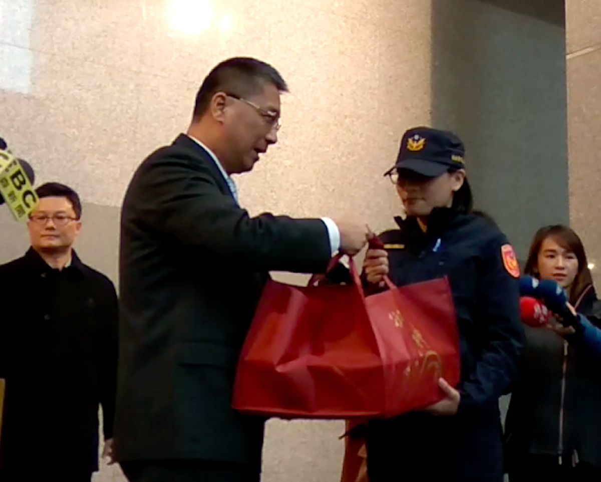 ▲內政部長徐國勇到保六總隊，慰問遭到立委陳宜民推擠的女警。（圖／記者呂炯昌攝, 2019.12.7）