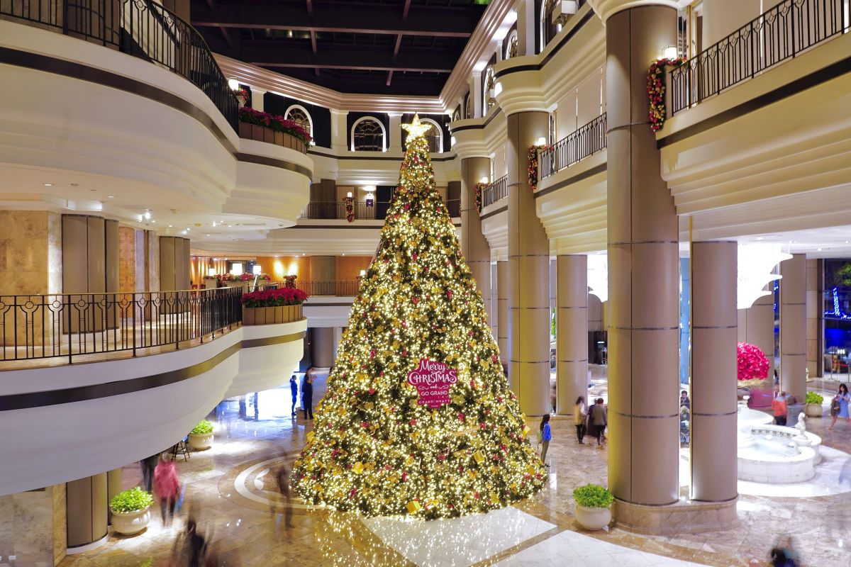 ▲聖誕節即將來臨，各大飯店也點亮了聖誕樹及推出聖誕節餐點。（圖／台北君悅酒店）