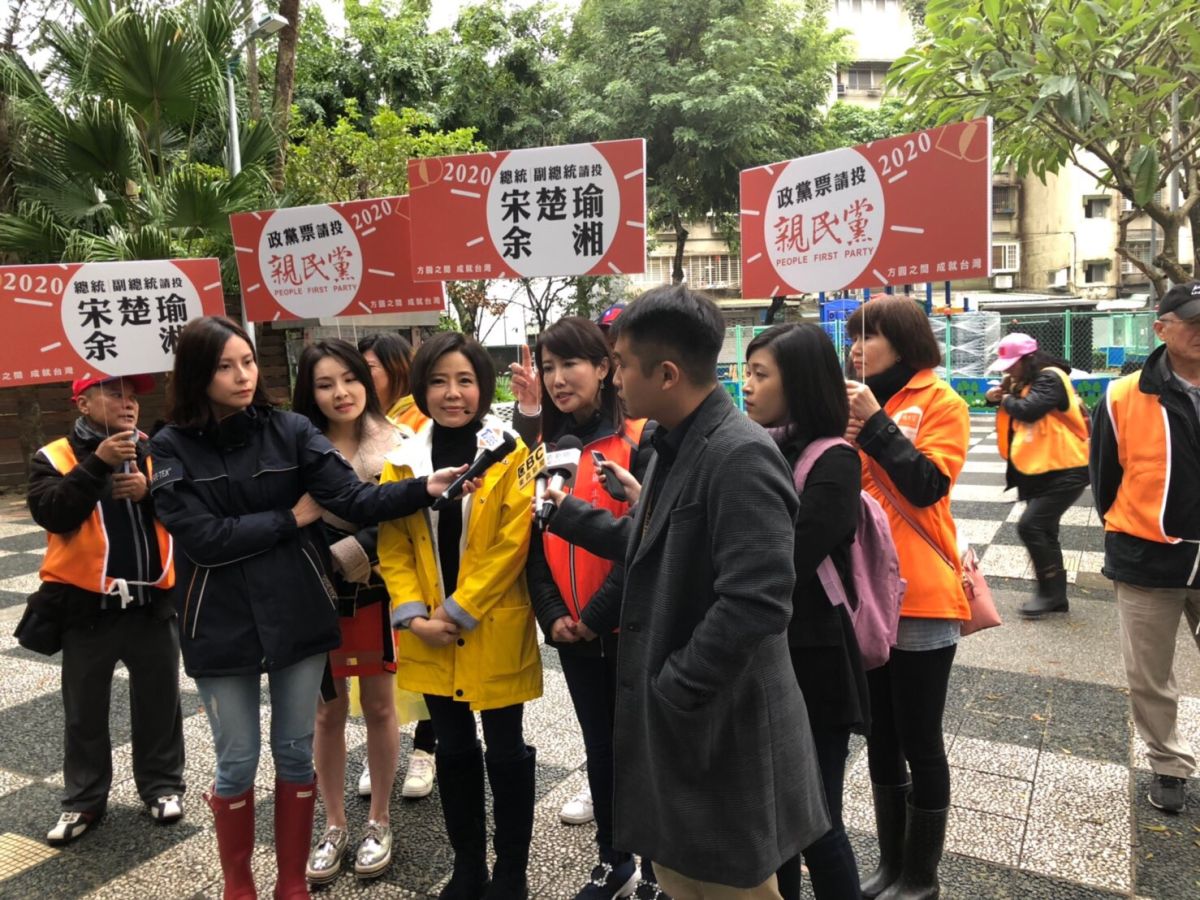 ▲在宋楚瑜競辦發言人于美人陪同下，蔡沁瑜以親民黨不分區立委參選人身分前往白蘭市場掃街。（圖／親民黨提供, 2019.12.7）