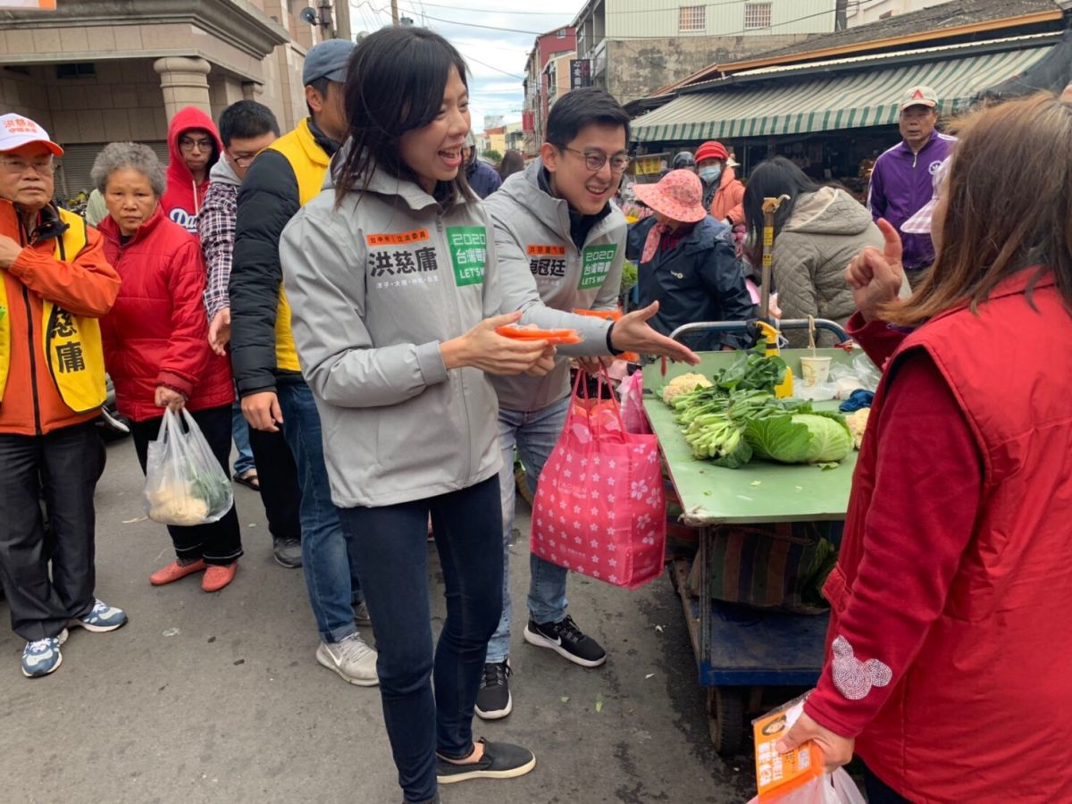 ▲台中立委候選人洪慈庸力挺連任，今偕夫婿卓冠廷返后里掃市場，受到熱情加油打氣。（圖／洪慈庸競選總部提供）