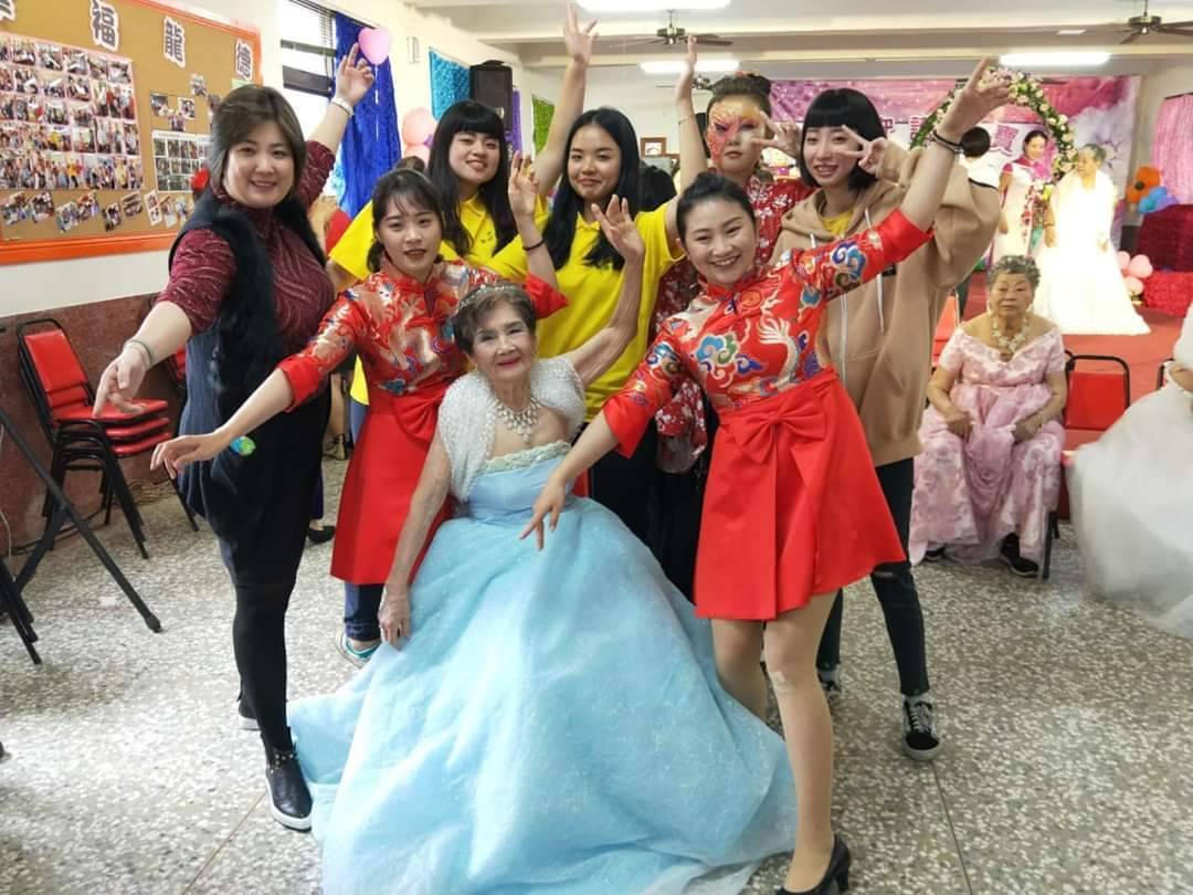 ▲水上鄉龍德村90歲「艾莎」阿嬤活動時重現招牌動作，青春無限。（圖/記者邱嘉琪攝，2019.12.07）