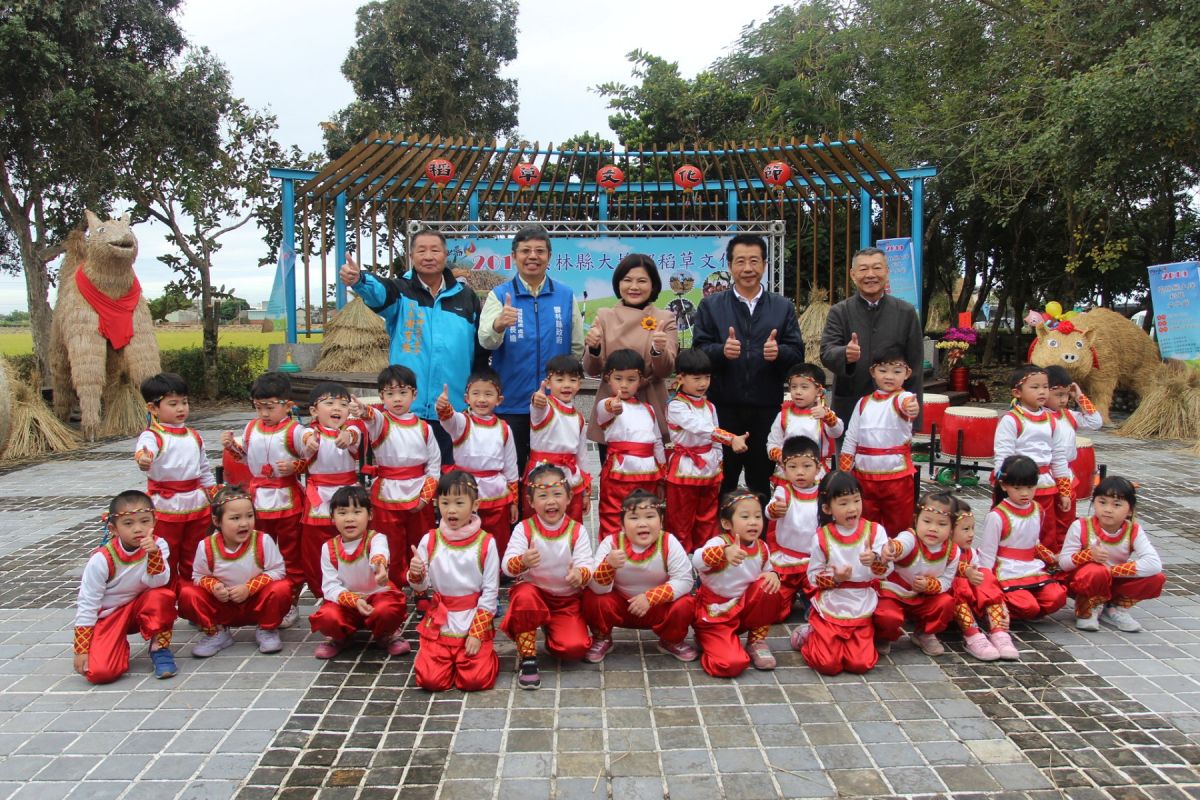 ▲2019大埤鄉稻草文化節今（7）日在三結社區豋場，與會嘉賓體驗滾草球等趣味的稻草文化。（圖／記者簡勇鵬攝 , 2019.12.07）