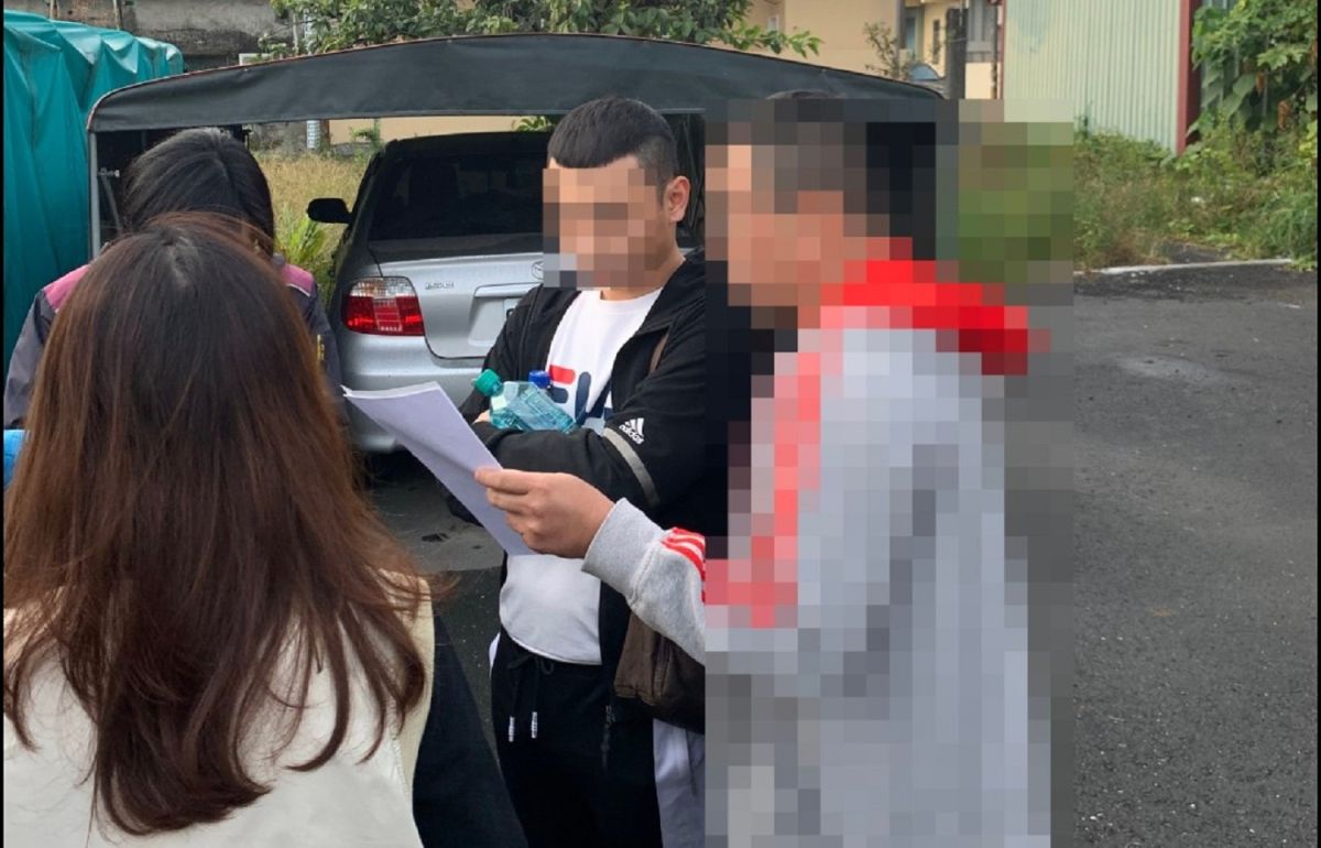 ▲高市警局鹽埕分局日前接獲線報，張嫌（白衣男）等人涉嫌在臉書、IG等攬客，經營總統選舉賭盤。（圖／記者郭凱杰翻攝，2019.12.07）