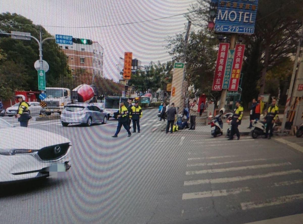 ▲蘇姓員警受傷後在原地等待救護。（圖／記者陳聖璋翻攝）