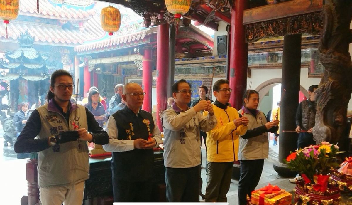 台灣維新黨召集人蘇煥智在奉天宮董事長何達煌陪同，與立委參選人王金山向媽祖上香祈福。(圖/王金山總部提供）