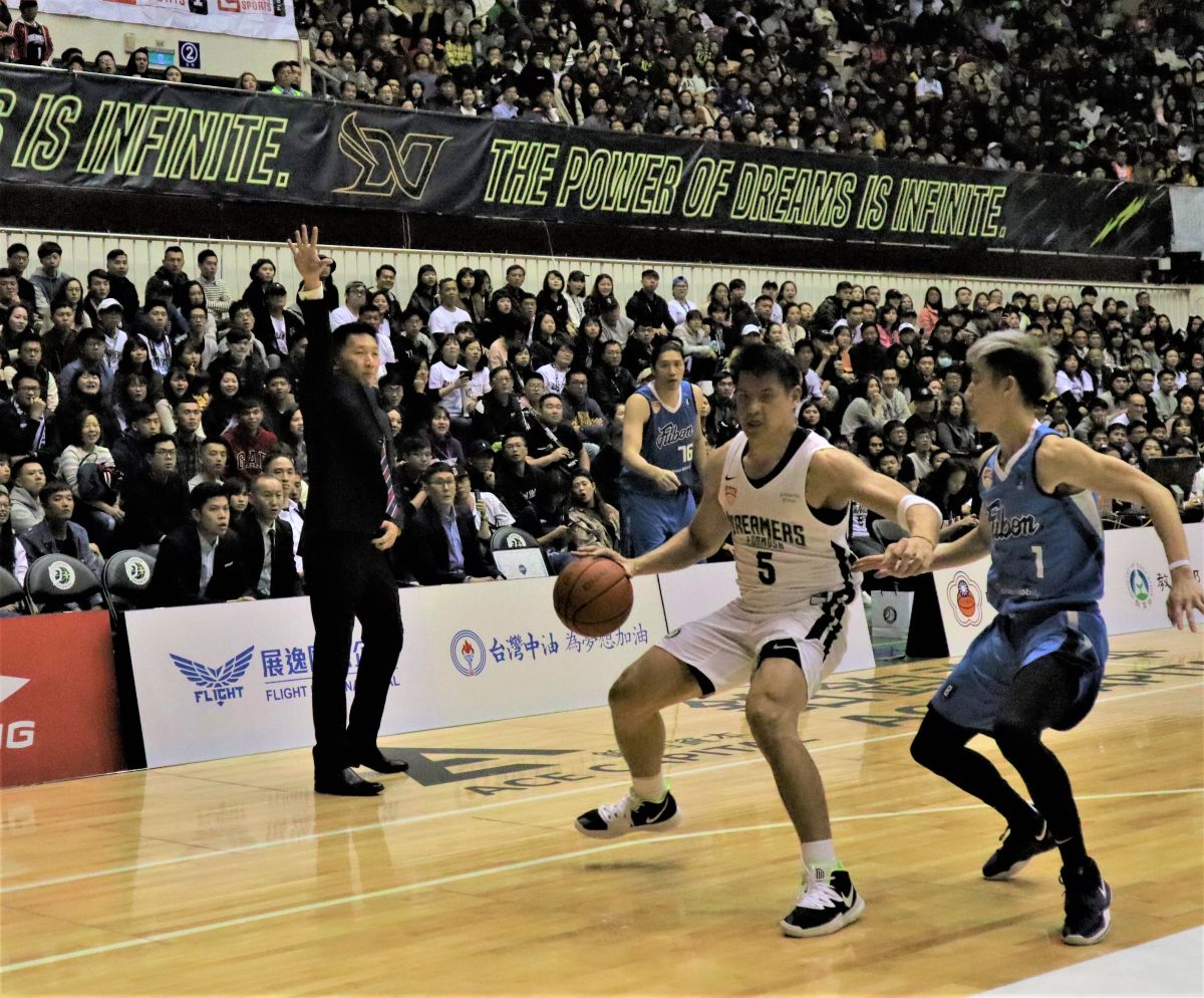 ▲ABL「寶島內戰」富邦勇士總教練許晉哲，主控林書緯(右)。（圖／鍾東穎攝 ,2019.12.07）