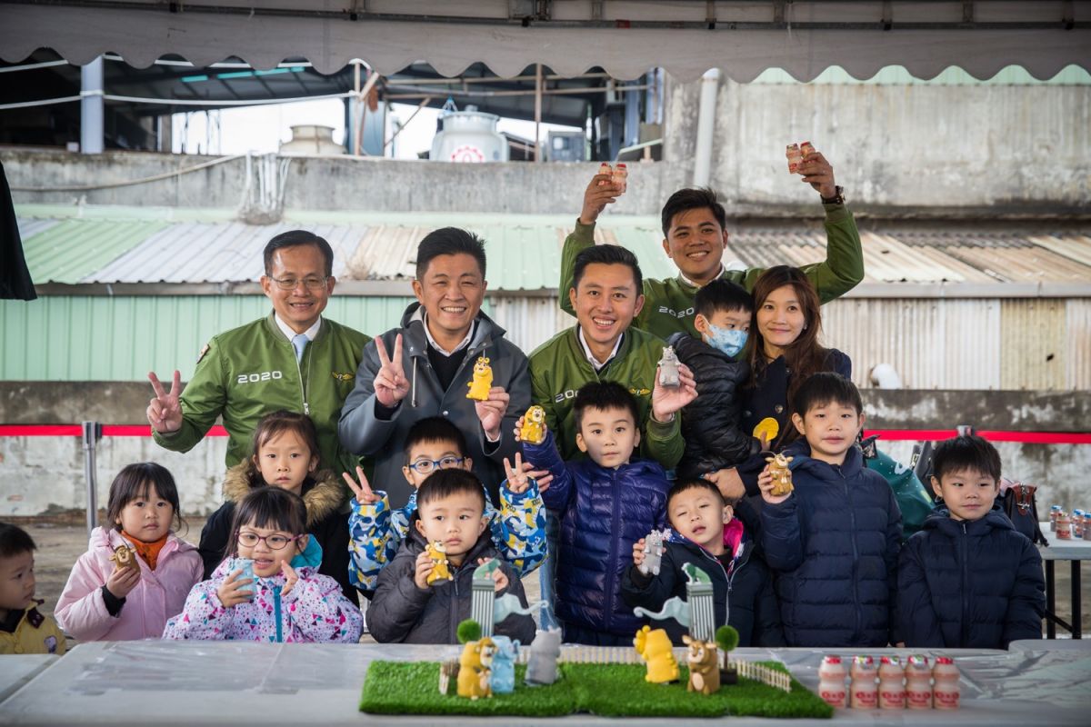 ▲新竹市立委候選人鄭宏輝與林智堅帶領大小朋友利用養樂多瓶製成河馬、老虎、大象等動物，打造新竹人有著美好童年回憶的新竹動物園。(圖/記者金祐妤攝，2019.12.7)