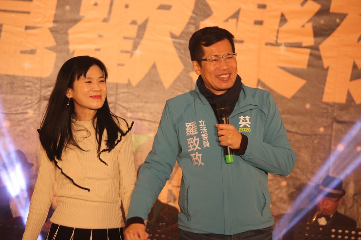 ▲陳亮吟點名羅致政上台，合唱「夢中的情話」，讓台下民眾嗨爆，為音樂晚會畫下完美句點。（圖／立委羅致政辦公室提供）