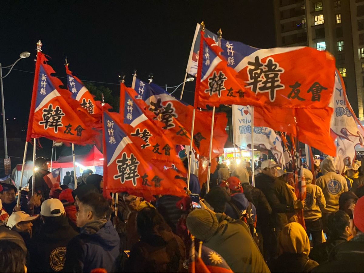 ▲一名鋼鐵韓粉大鬧罷韓集會，卻反被揭發通緝犯身份。圖中人士非當事人。（示意圖／翻攝自 PTT）