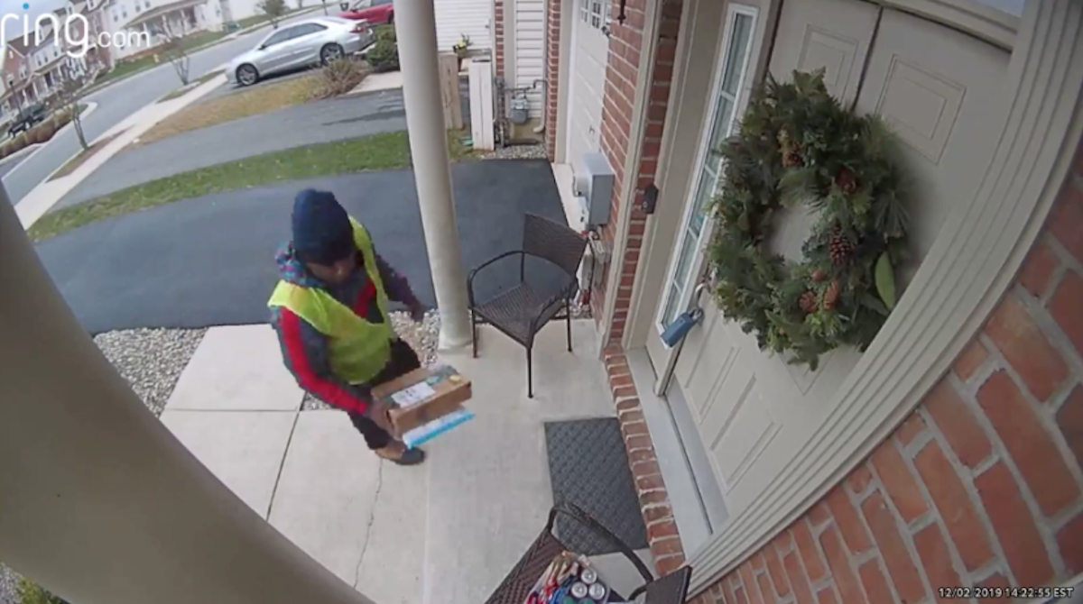 ▲屋主「善心舉動」暖爆 13 萬人！送貨員當場嗨翻。（圖／翻攝自影片）