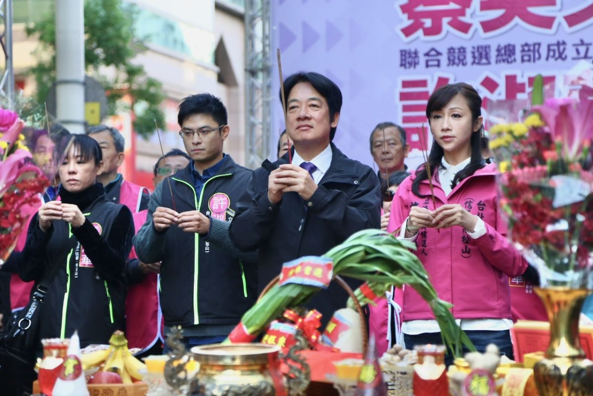 ▲民進黨提名副總統參選人賴清德8日出席台北市立法委員候選人許淑華競選總部，參加總部成立祈福儀式。（圖／賴清德辦公室提供）