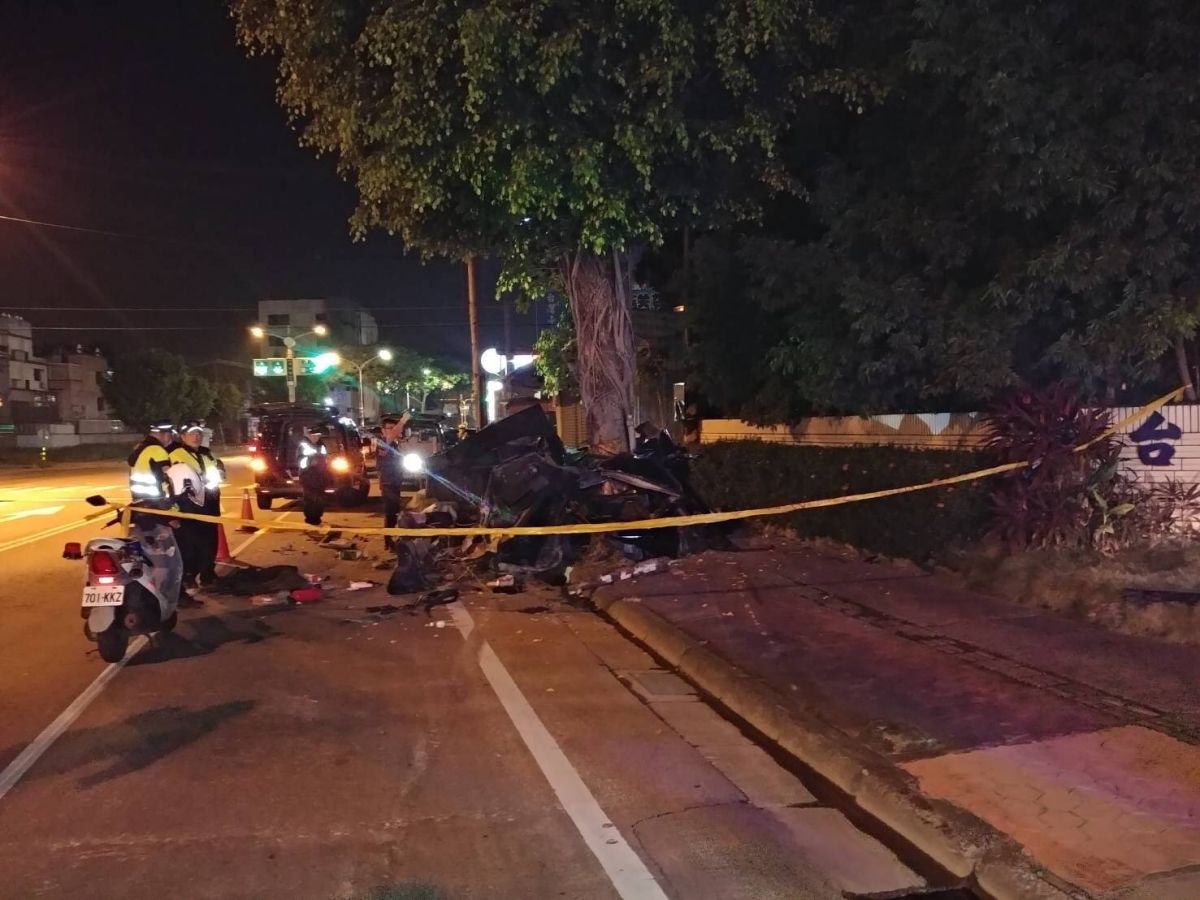 ▲高雄市鳥松區神農路今(8)日發生一起死亡車禍，一對兄弟開車返家途中疑失控自撞路樹，駕車的哥哥當場死亡，弟弟則送醫不治，警方將進一步釐清車禍原因。(圖／記者郭凱杰翻攝，2019.12.08)

