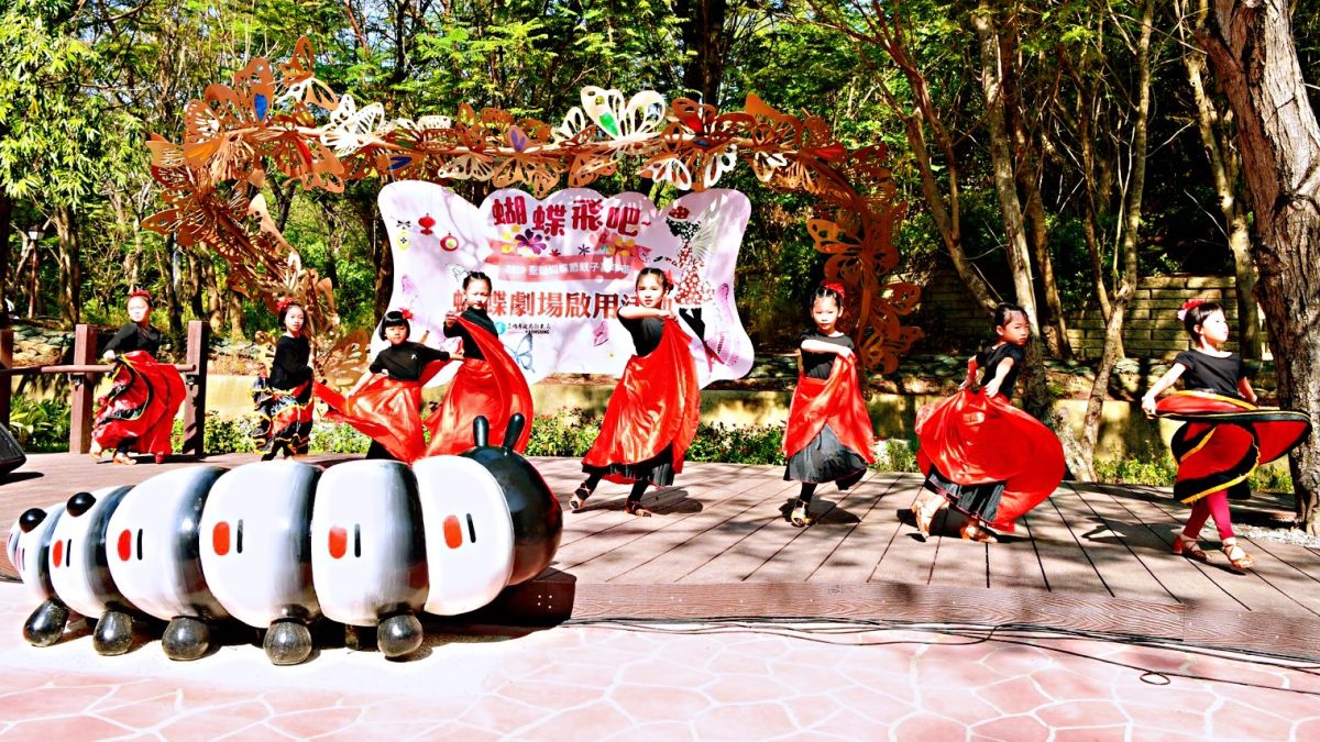 ▲旗津國小與樂群國小在蝴蝶劇場表演熱情的佛朗明哥舞。（圖／高市觀光局提供）