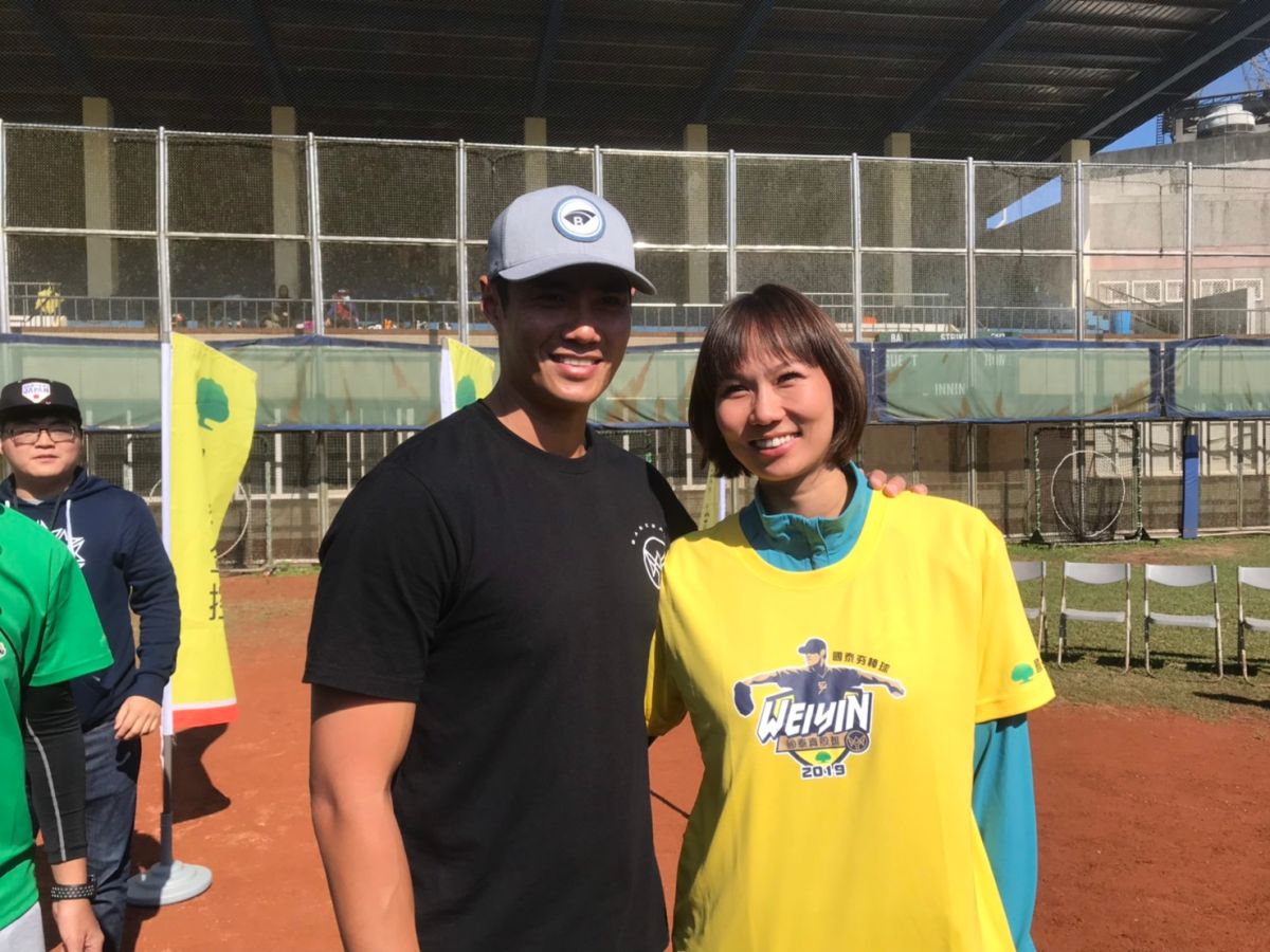 ▲前網球國手、基隆市議員陳宜與陳偉殷相見歡。（圖／記者雷明正攝影）