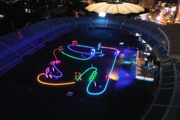 ▲「飛競鬥士聯賽團隊」為台灣首創的夜間飛行競賽打造「LED光速飛行夜間賽道」，現場用大量LED燈光鋪設在場上，佈置而成的立體障礙酷炫場景。（圖／記者李春台攝, 2019.12.07）