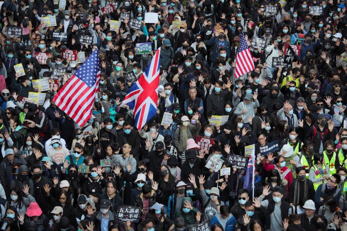 今（ 8 ）日是「國際人權日」，香港民陣下午發起由銅鑼灣維園中央草坪遊行至中環遮打道行人專用區。（圖／美聯社／達志影像）