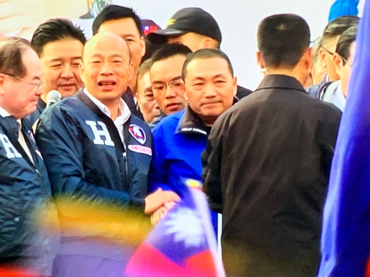 從初選後喊至今，隔了超過一年沒有同台的侯友宜、韓國瑜，終於再度同台。 (圖/記者吳承翰攝)