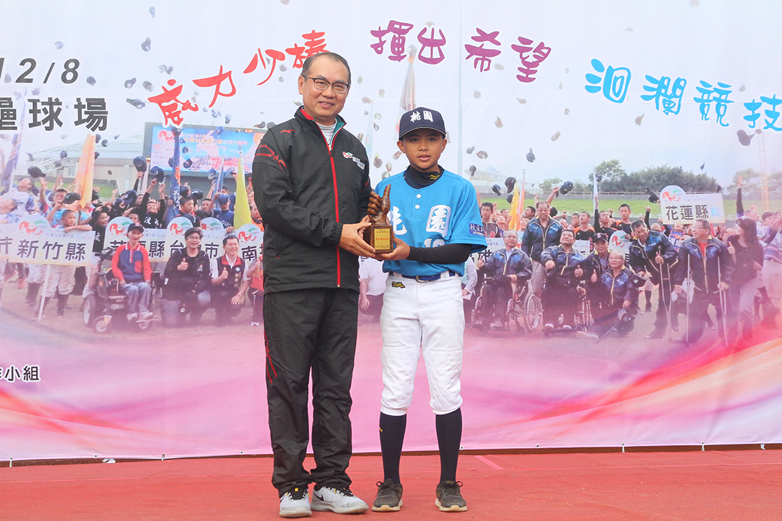 ▲台彩公司總經理頒獎給最有價值球員，桃園市投打俱佳的10號宋書旻。（圖／記者鄭志宏攝）