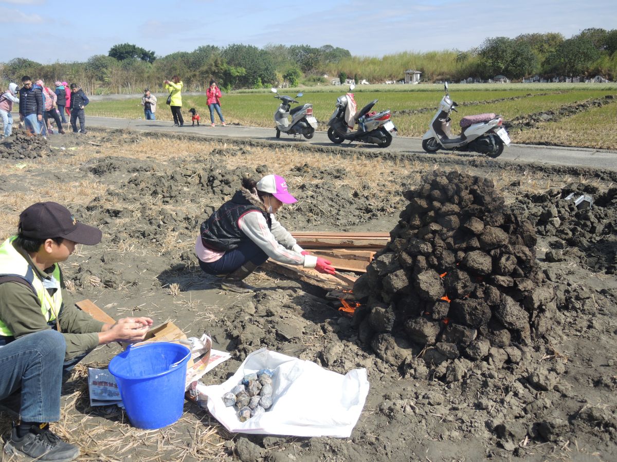 ▲千人烘窯現場大小朋友一起控窯雞、玉米、雞蛋、體驗早期農村生活的樸實。（圖／記者陳雅芳攝，2019.12.08）