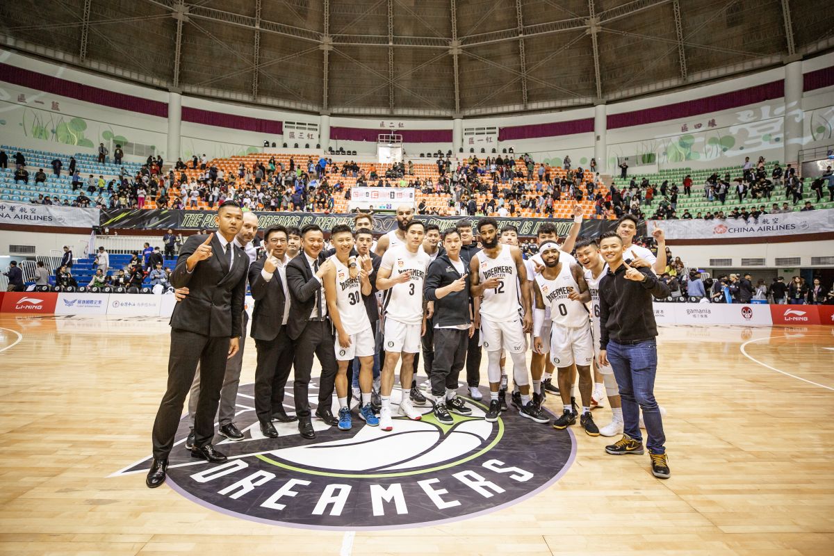 ▲ABL寶島夢想家奪下首勝後全員合照。（圖／夢想家提供）