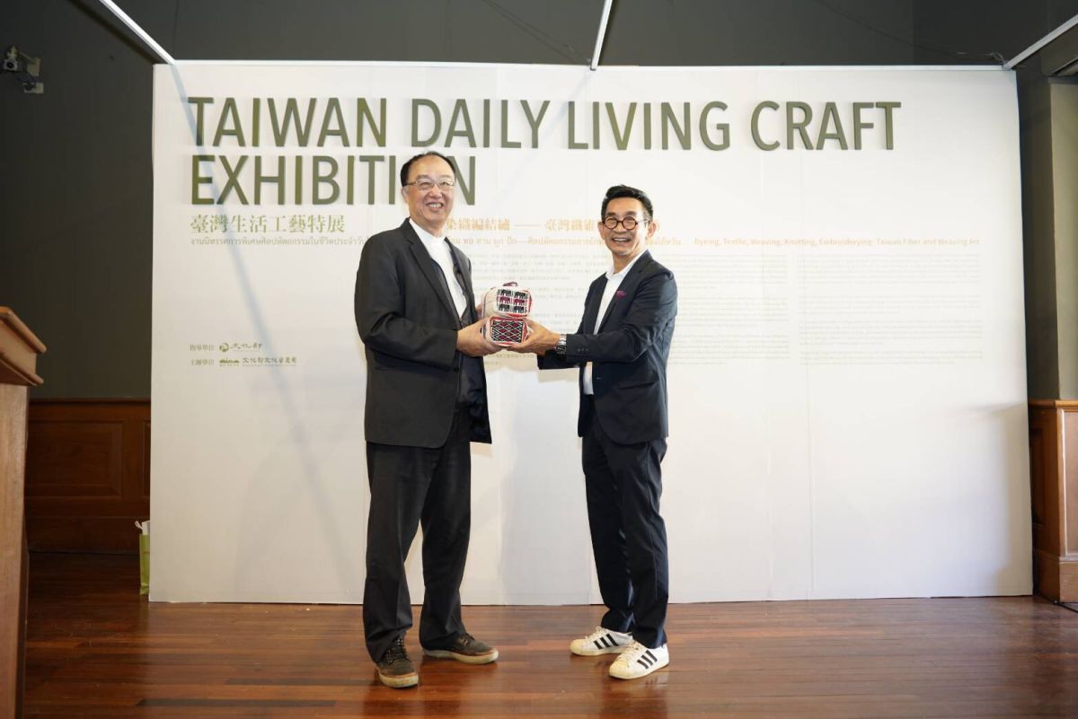 ▲文化部文資局以台灣傳統工藝為主題，參加泰國清邁設計周，今天下午開幕，文資局長施國隆（左） 受到泰國創意經濟署署長歡迎。（圖／文資局提供）
