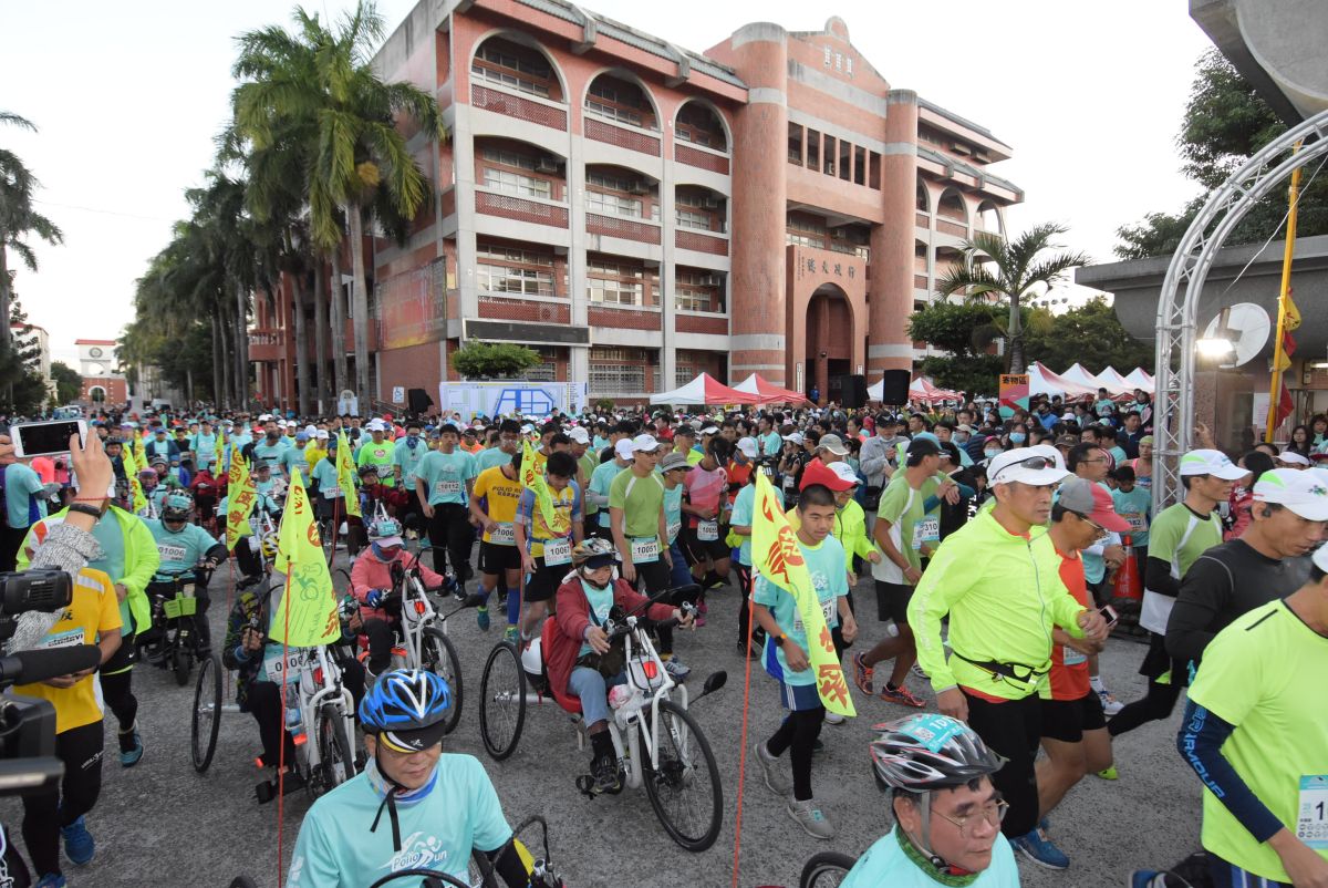 ▲第六屆的伯立歐蕎麥公益路跑在彰化縣二林工商盛大起跑，現場湧入超過 3.000名跑者。（圖／記者陳雅芳攝，2019.12.08）