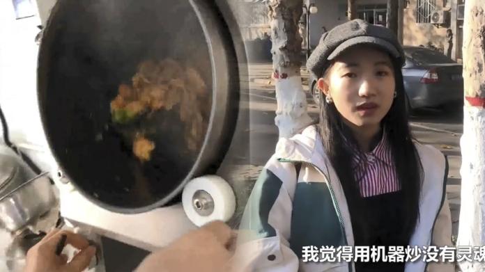 ▲西安美術學院引進自動炒菜機炒菜，學生反應不一。（圖／翻攝巴士的報）
