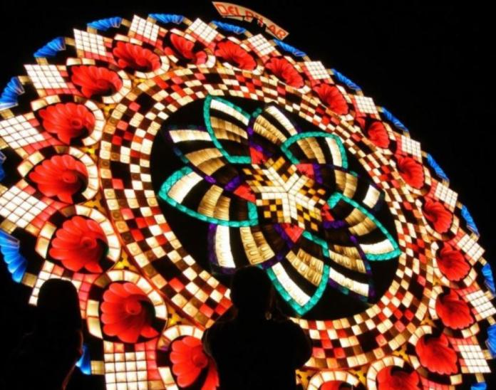 菲律賓巨燈節燦爛奪目的巨大聖誕燈飾裝置總吸引人潮駐足觀賞。（圖／菲律賓觀光局提供）