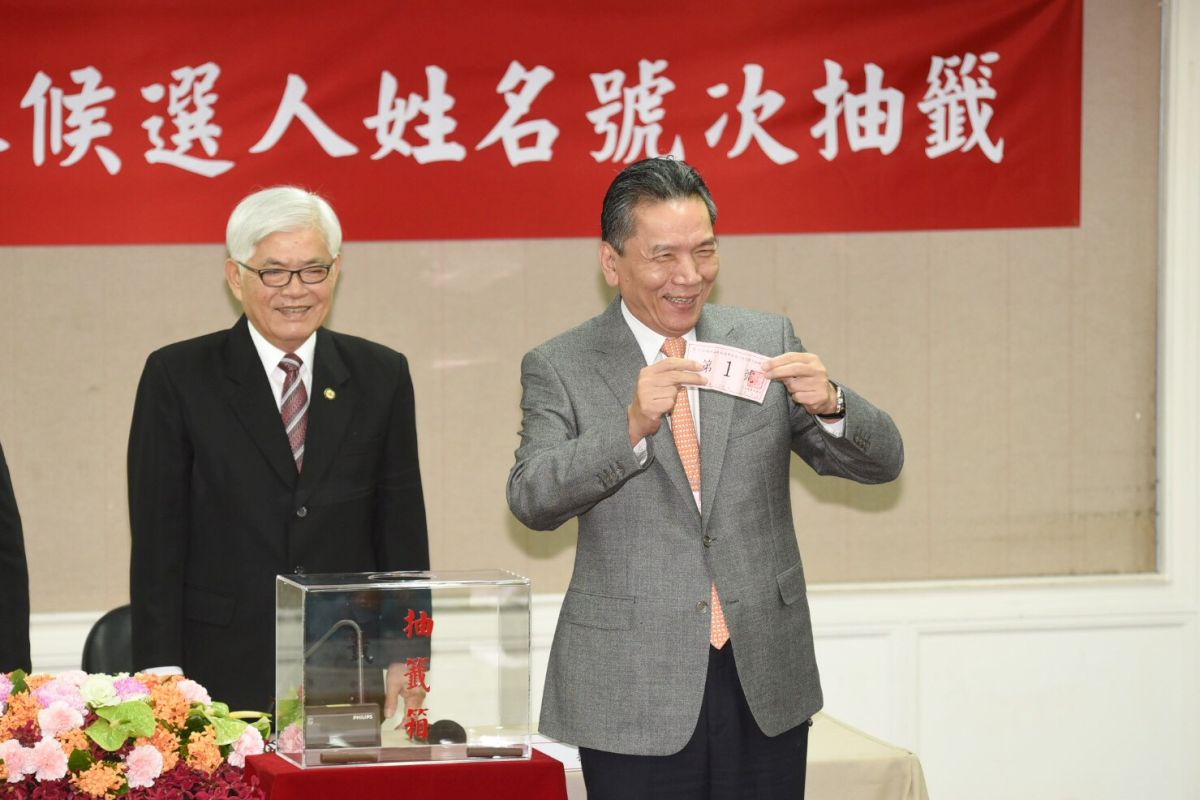 ▲總統大選號次抽籤，親民黨秘書長李鴻鈞代表「瑜湘配」抽籤，抽到1號。（圖／記者陳明安攝, 2019.12.9）