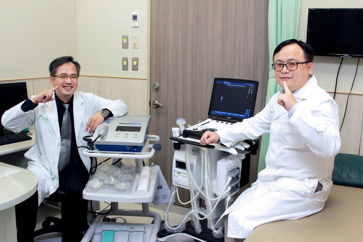 ▲看診時專業認真的醫師群，為了院慶製作簡介，學習搞笑拍揪咪照，展現另外一面。（圖／中醫大新竹附醫提供）