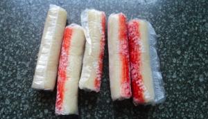 蟹肉 ▲蟹肉棒外面的膜到底要不要拆,不少人持不同意見。(圖/翻攝PTT)