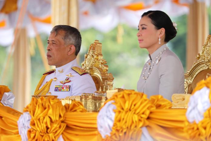 泰狂啦！泰王室水路鑾駕出巡 曼谷民眾這天全都穿黃衫
