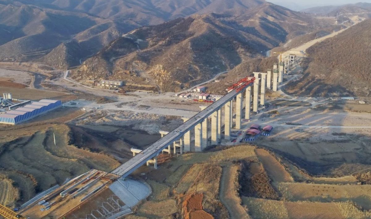 ▲中國地方債務問題嚴峻，根據中國金融財經媒體《財新》今晚報導，北京有意動用規模1.5兆人民幣的發債融資額度解決地方債。（圖／翻攝 South China Morning Post )