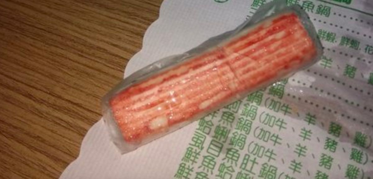 ▲蟹肉棒外面的膜到底要不要拆？（圖／翻攝PTT）